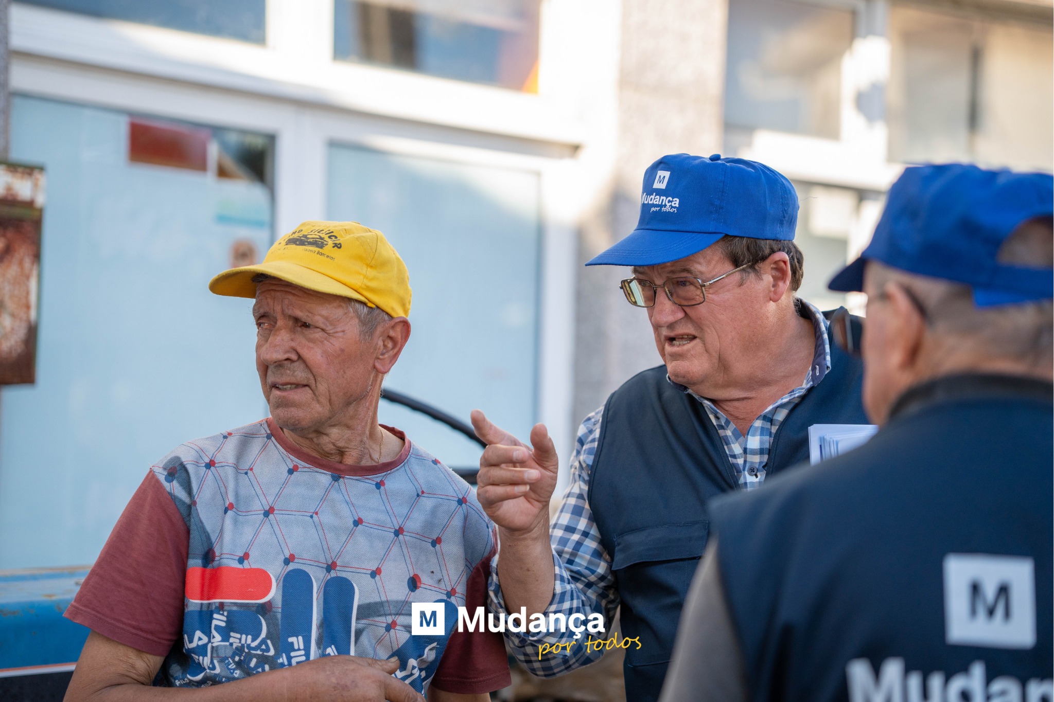 Pode ser uma imagem de 3 pessoas e a texto que diz "M क Adanca NeNla adanca وشدم m Mudança portodos por todos M Muder"