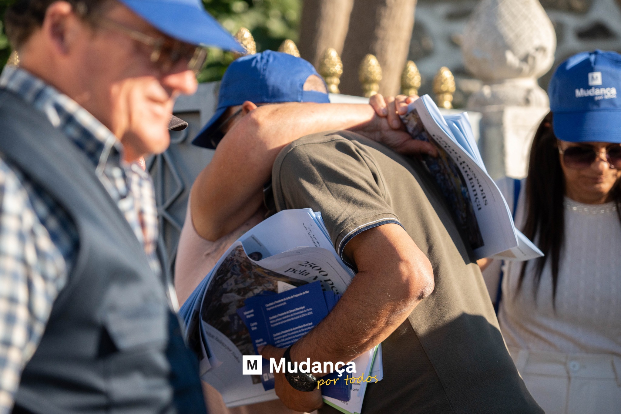Pode ser uma imagem de uma ou mais pessoas e a texto que diz "Mudance m Mudança por portodos todos"