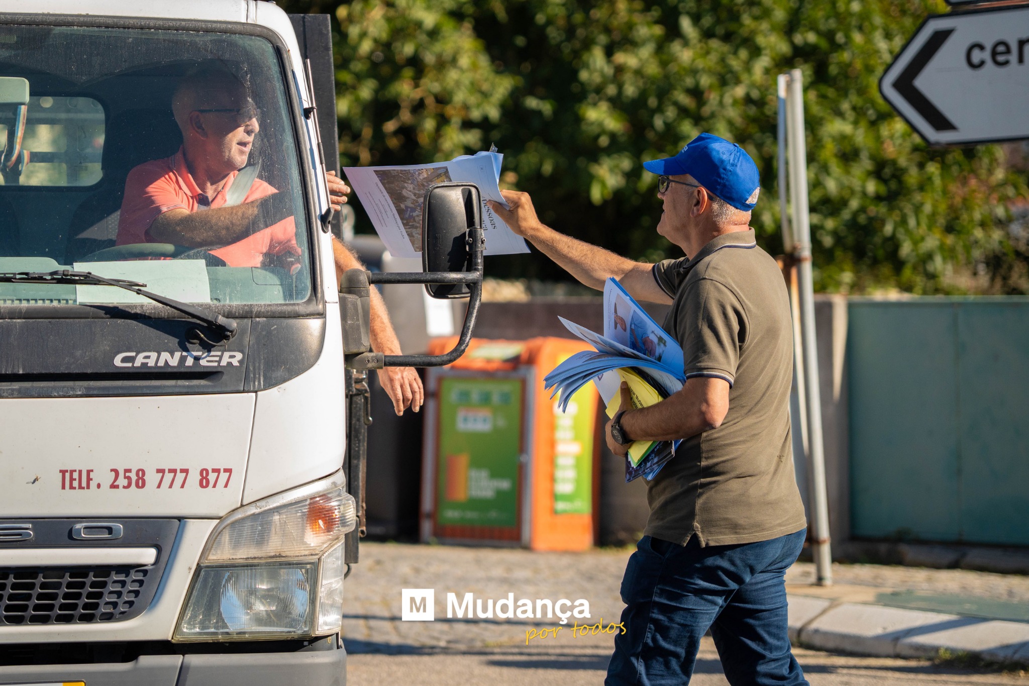 Pode ser uma imagem de 2 pessoas, rua e a texto que diz "cer CANTER TELF. ,TELF. TELF.258777877 258 777 877 M Mudança por portodos todos"