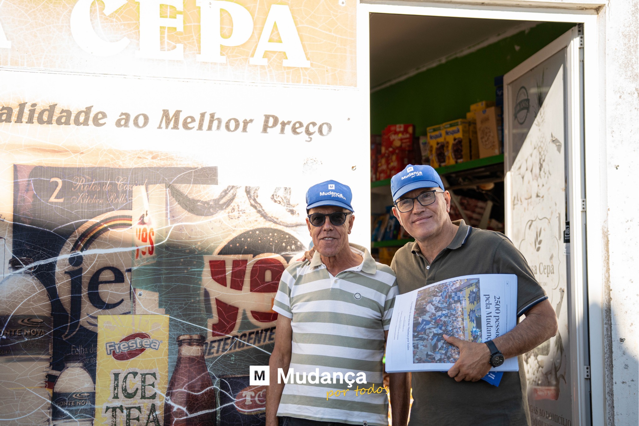 Pode ser uma imagem de uma ou mais pessoas, poster, jornal, banca de jornais e a texto que diz "KEPA lidade ao Melhor alidadeaoMelhorPrec Preço 2 M Mudanca さar VOC I00 aCepa Frestea ICE pela ClaMudan 2500 ossan M Mudança por portodos todo"