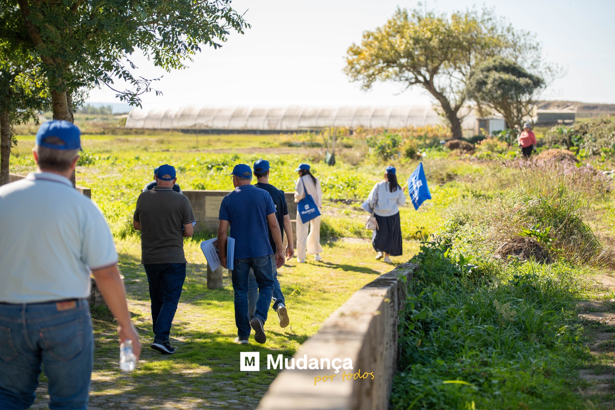 Pode ser uma imagem de 6 pessoas, relva e a texto
