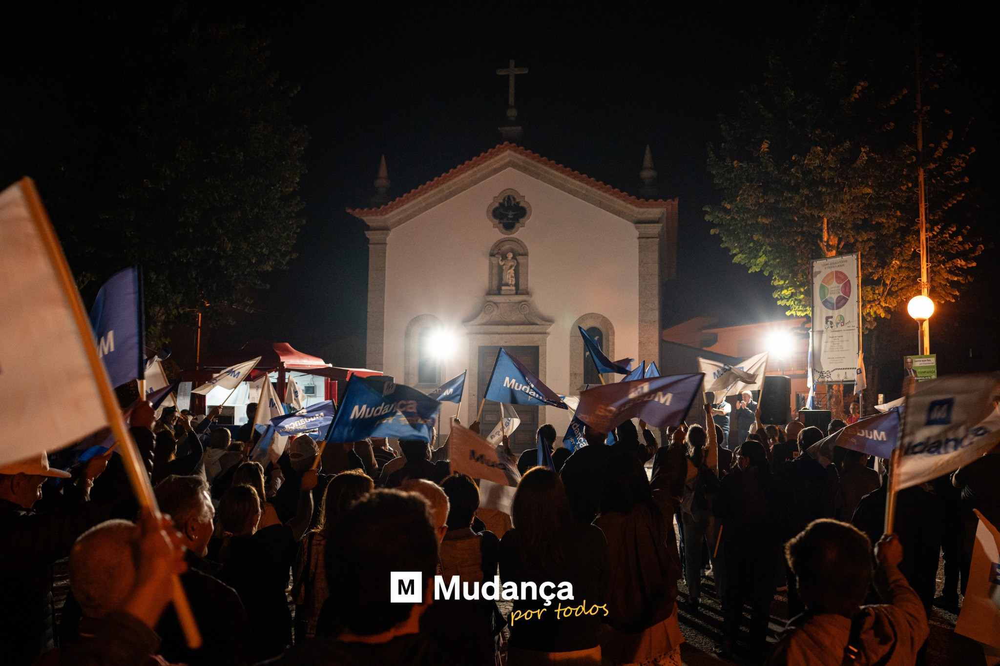 Pode ser uma imagem de 1 pessoa, multidão e a texto