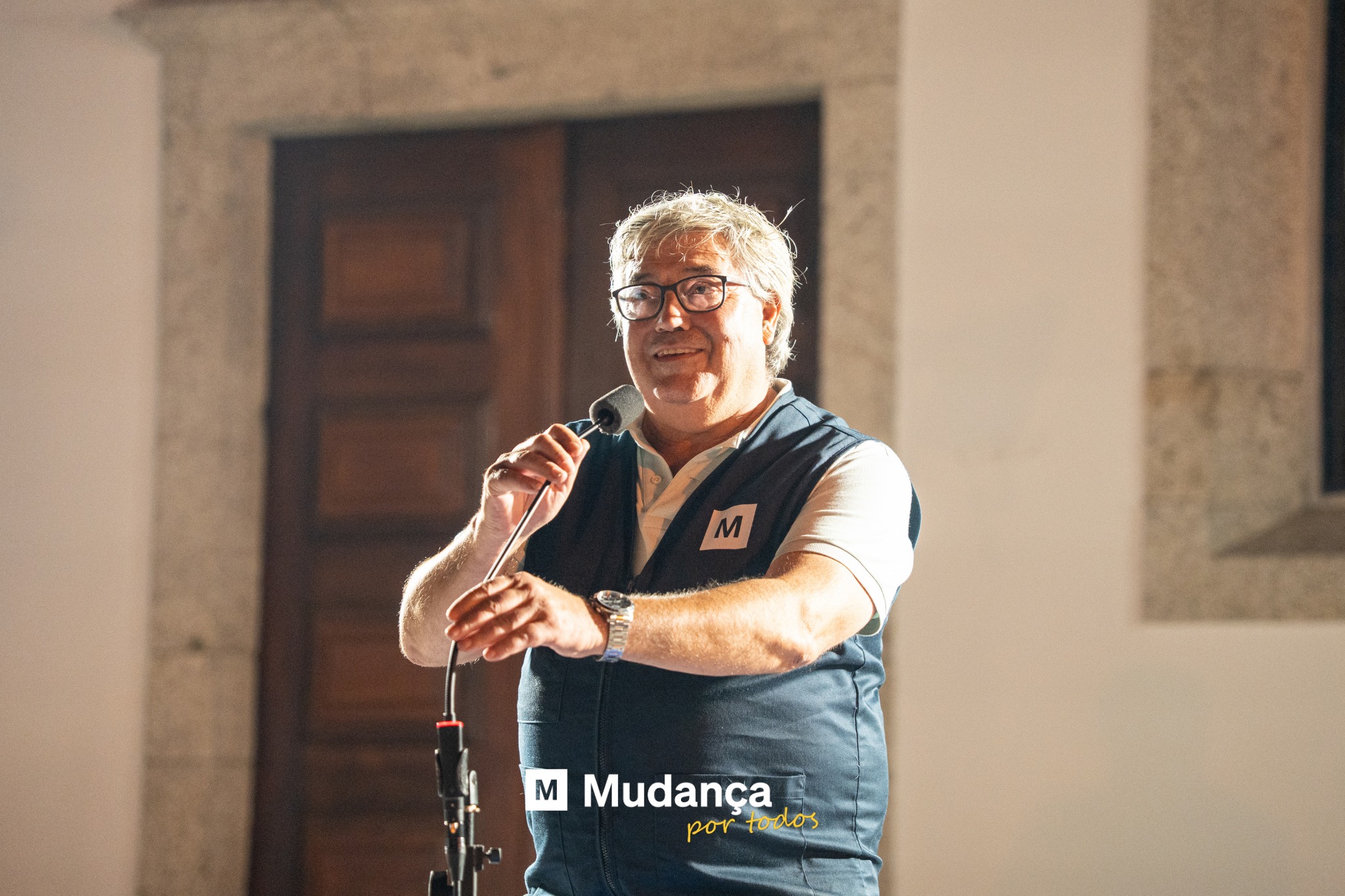 Pode ser uma imagem de 1 pessoa e a texto