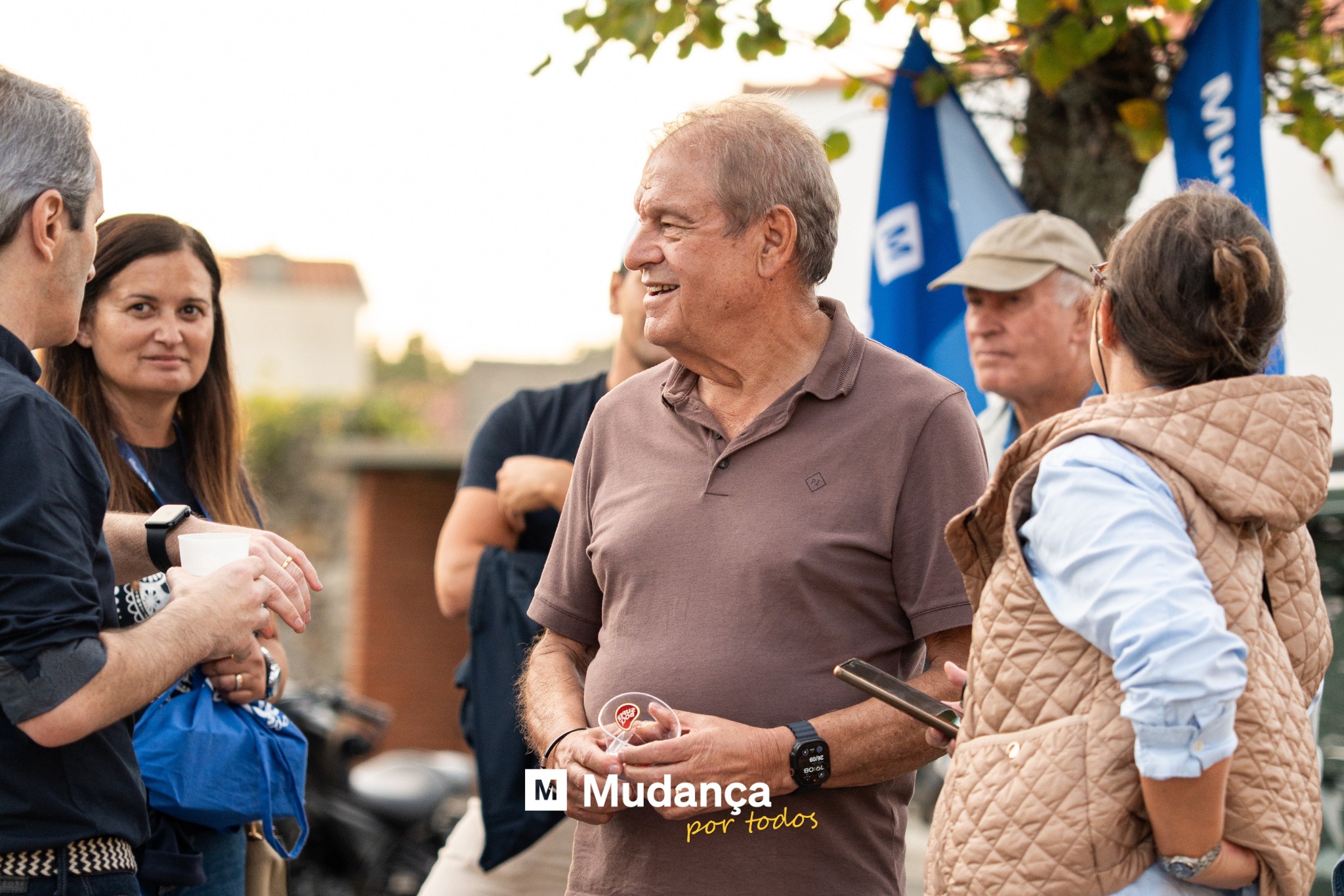 Pode ser uma imagem de 4 pessoas e a texto