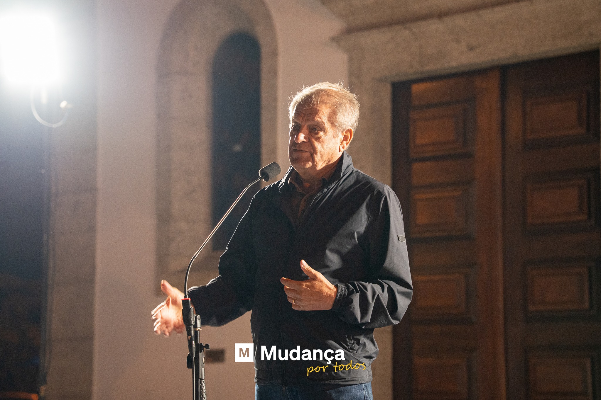 Pode ser uma imagem de 1 pessoa