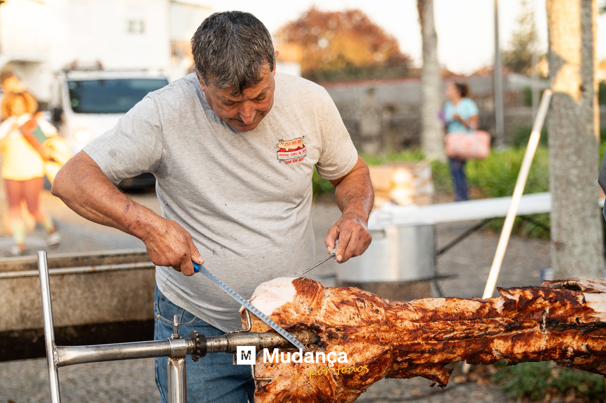 Pode ser uma imagem de 3 pessoas, souvlaki e a texto