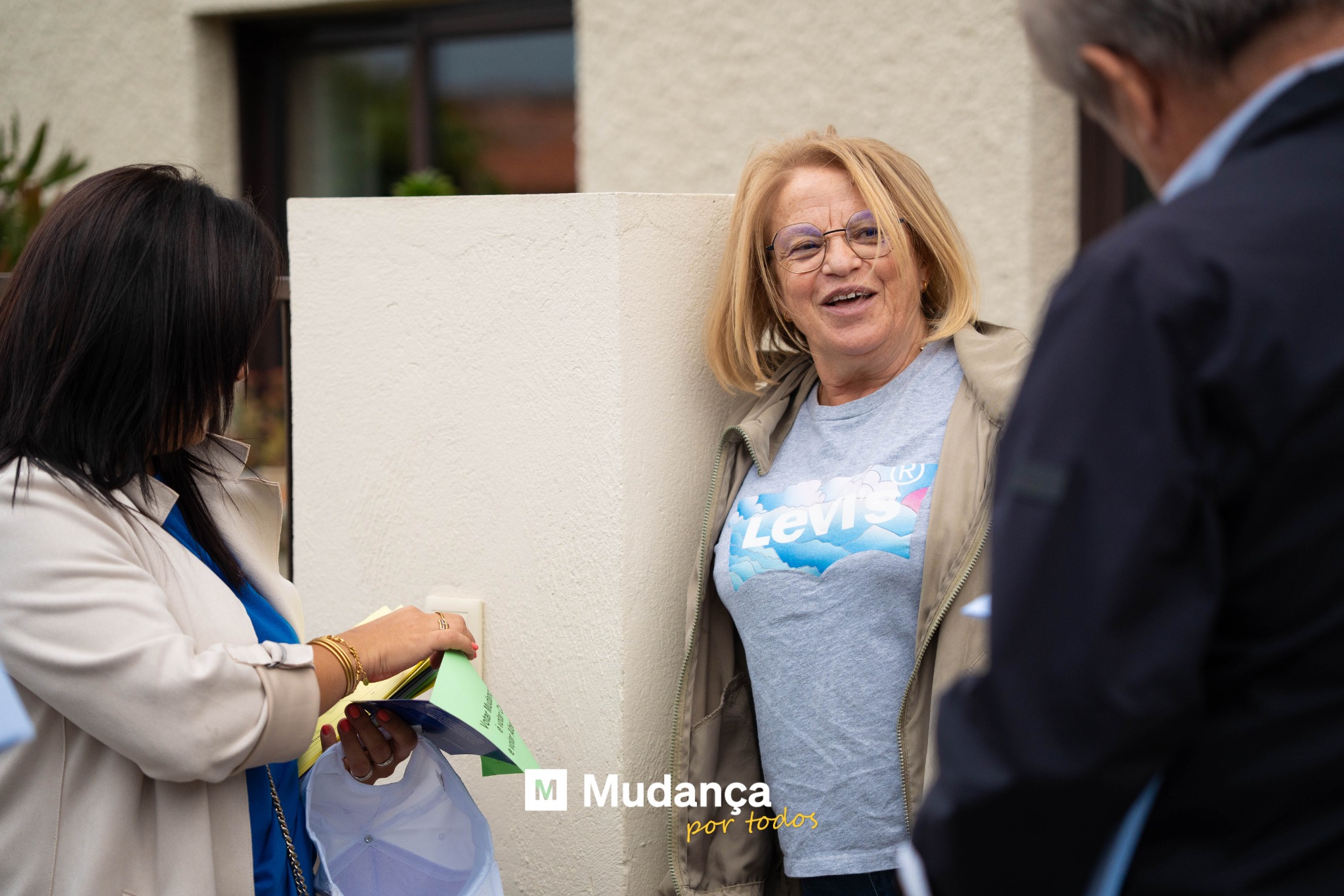 Pode ser uma imagem de 3 pessoas e a texto que diz "ع CaNg ኞ T M Mudança portodos por todos"