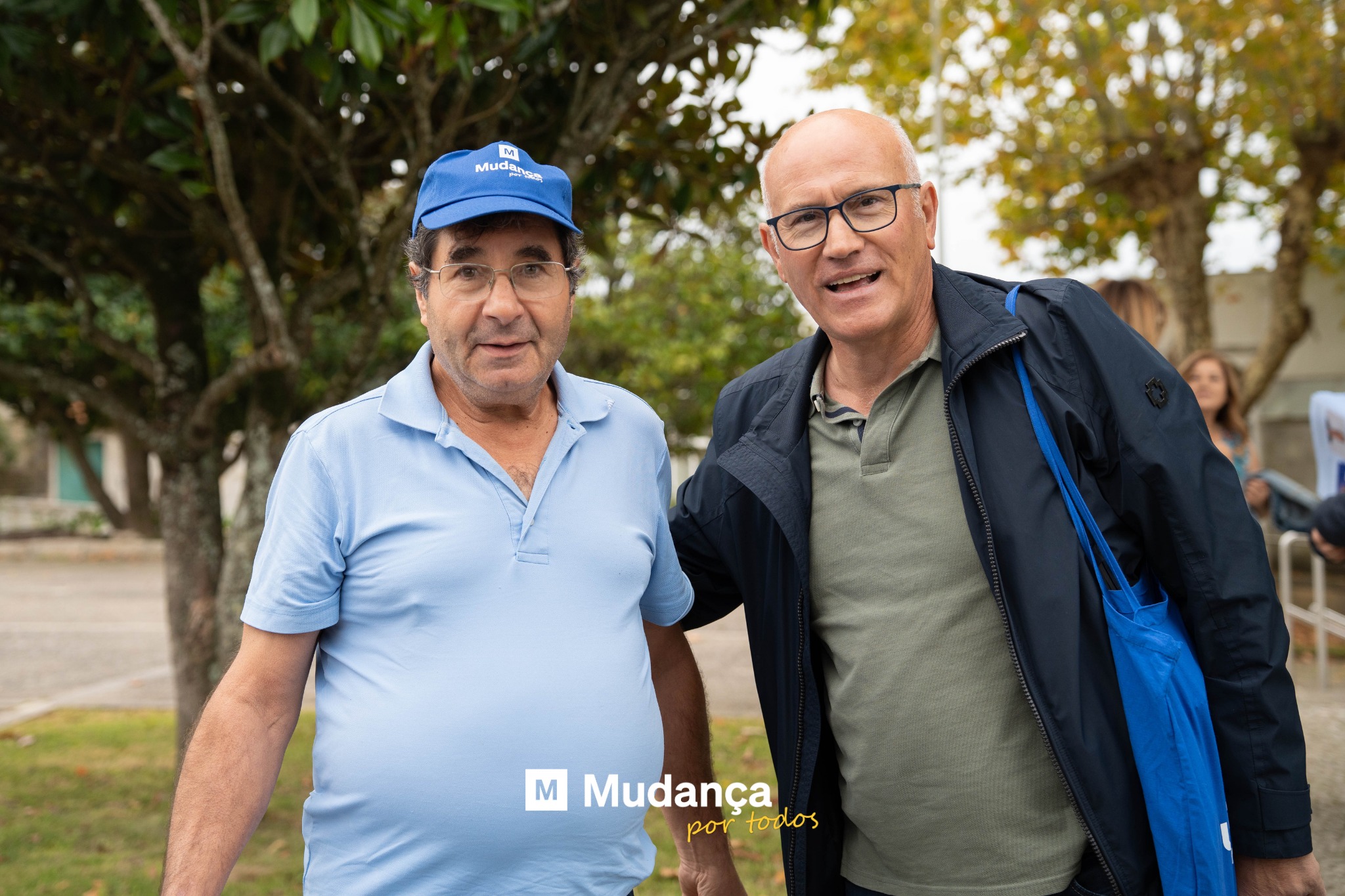 Pode ser uma imagem de 2 pessoas e a texto que diz "MU M Mudane ud M Mudança por portodos todos"