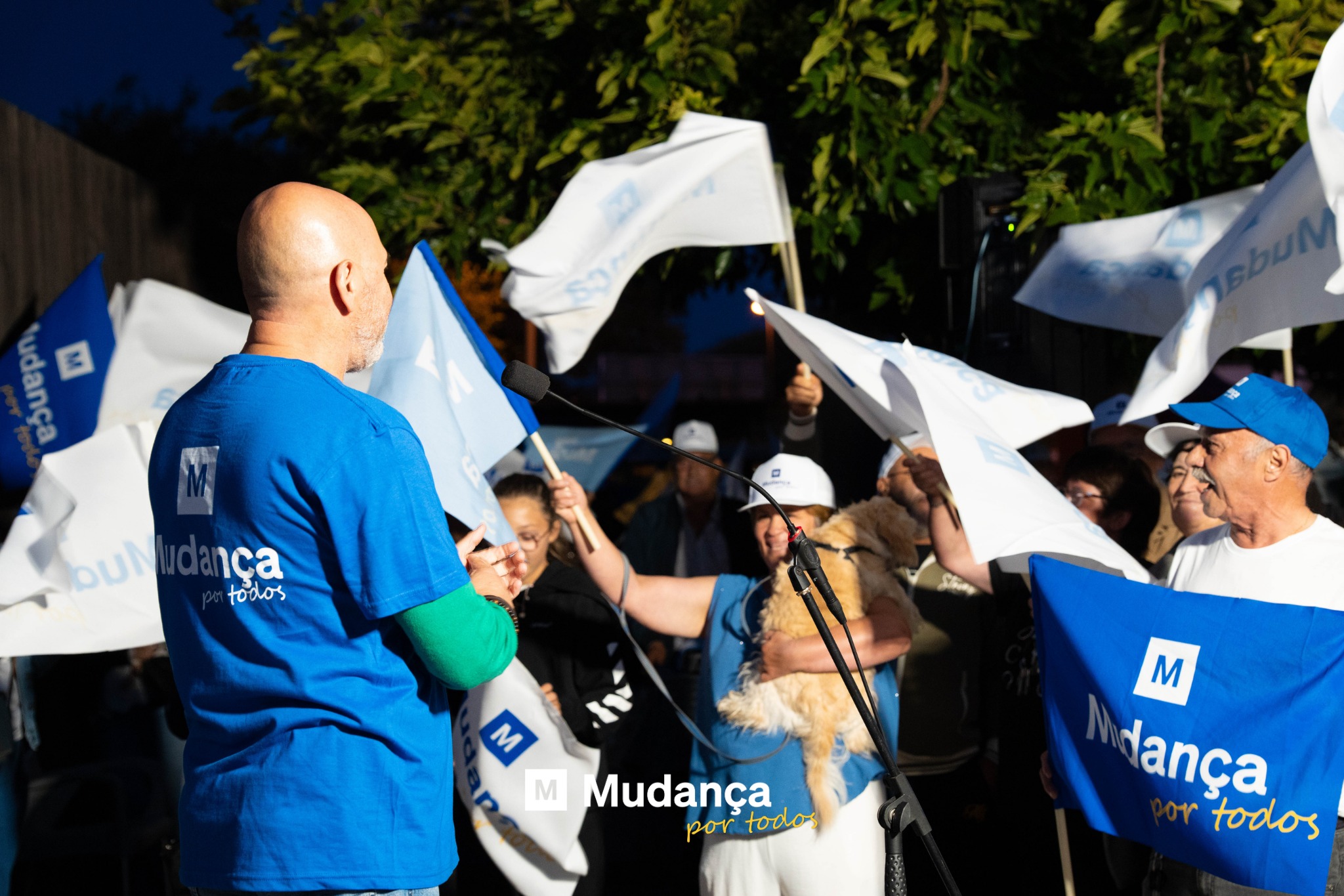 Pode ser uma imagem de 5 pessoas, multidão e a texto que diz "udança M ouMudança bul udanca ica todos todos Shg M Mudança por ortodos todos M ança 11 todos"