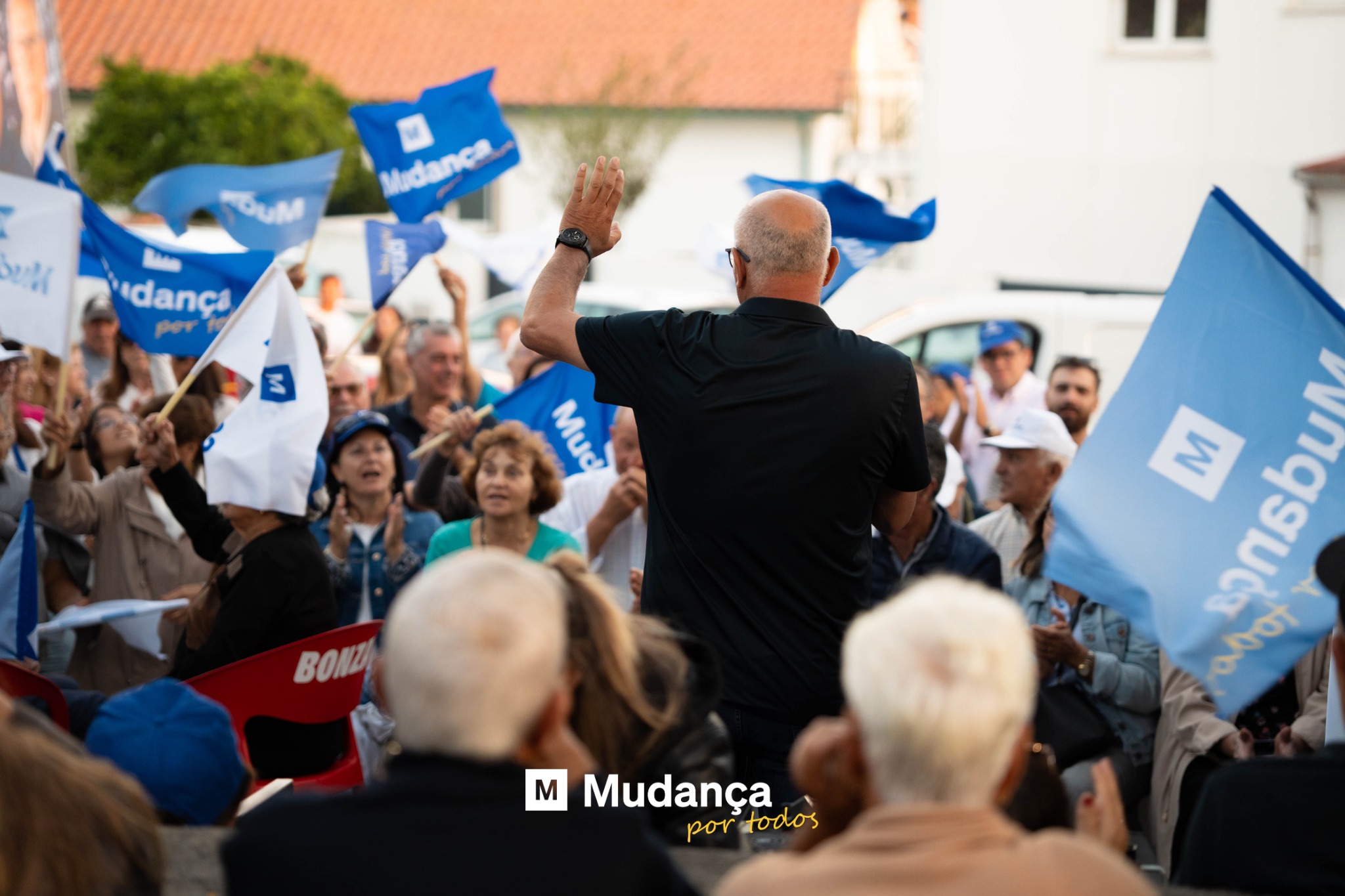 Pode ser uma imagem de 5 pessoas, multidão e a texto que diz "OUM Mudanca Madanca N La dançs por S Mue Mud BONL anebuA 1 M agOT M Mudança por portodos todos"