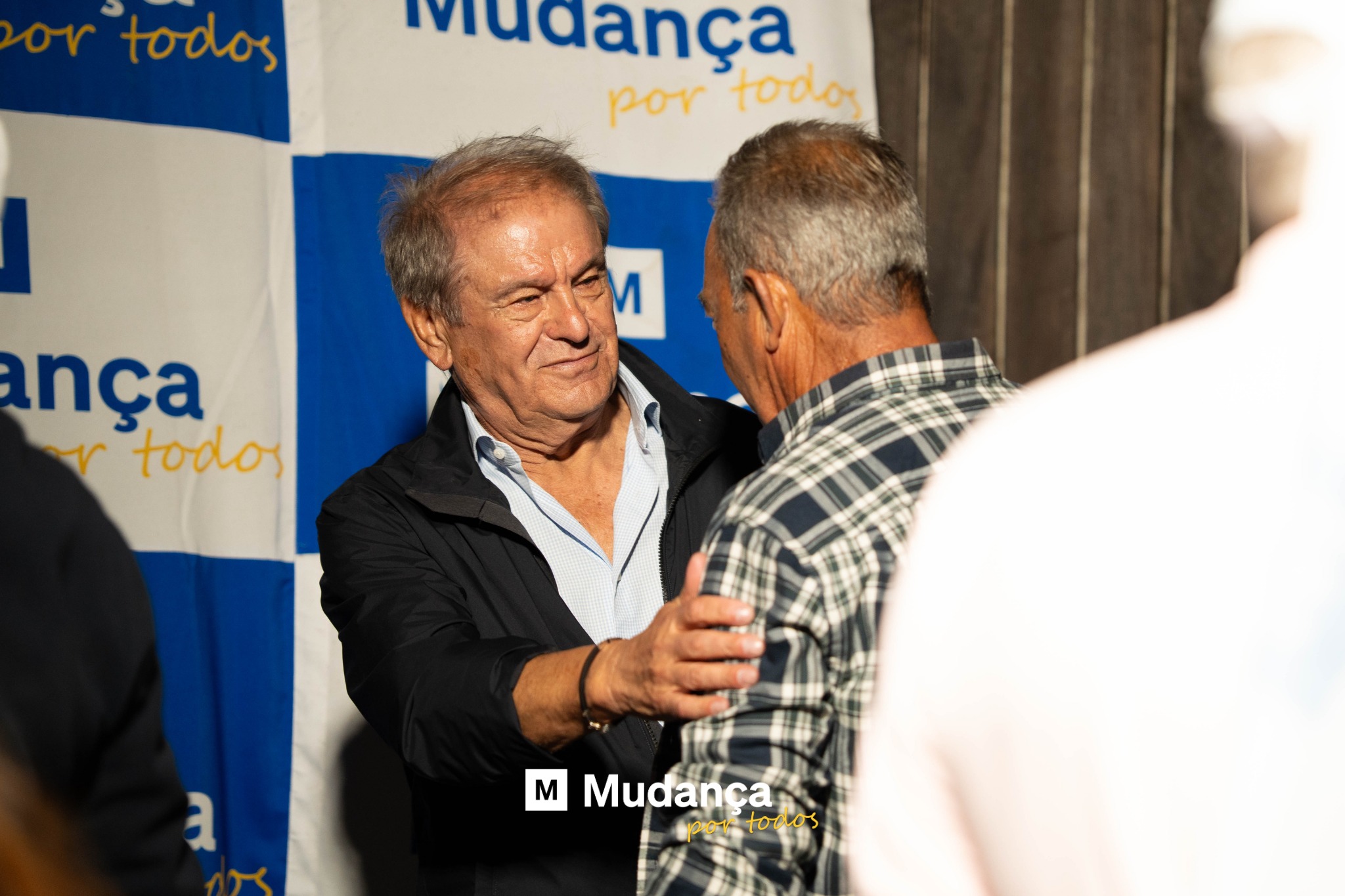 Pode ser uma imagem de 4 pessoas e a texto que diz "or todos adança por todos u nça todos a a M Mudança po1 porstodos todos"