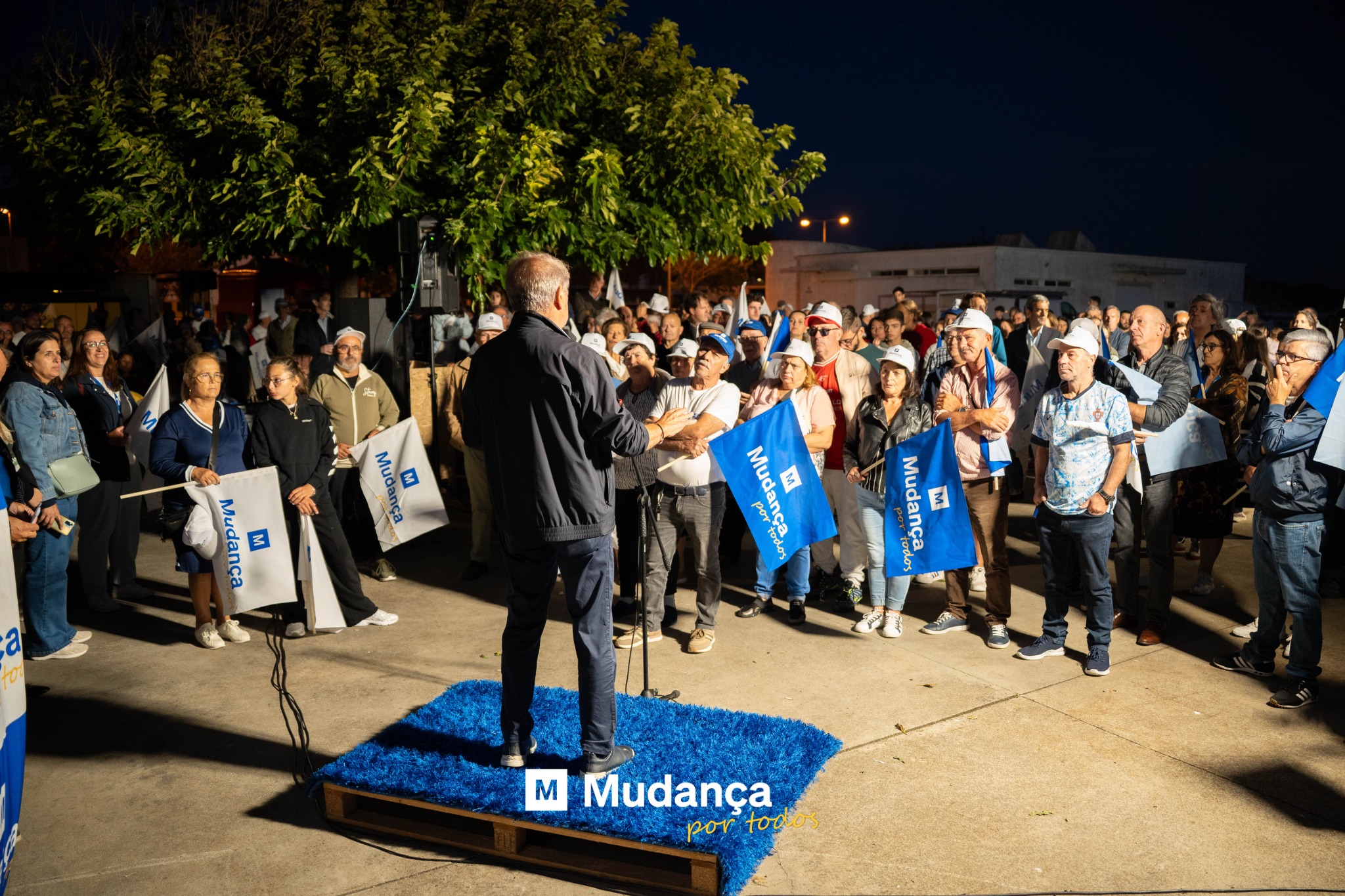 Pode ser uma imagem de 6 pessoas, multidão e a texto que diz "Mudança M Mudança M Mudancedo مه Mudança, Mud M por Mudanca El M Mudança Apor por too todos"