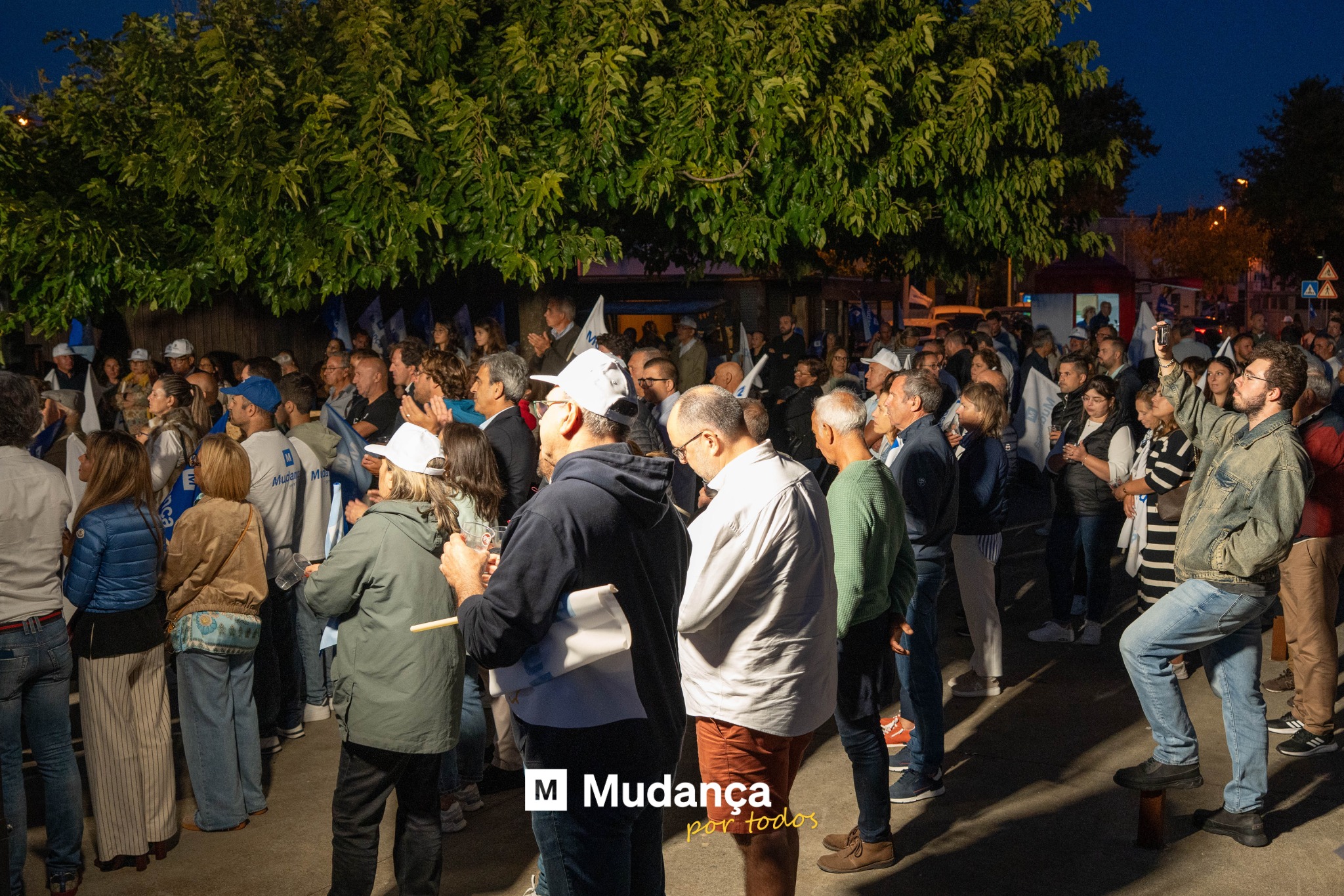 Pode ser uma imagem de 1 pessoa, multidão e a texto que diz "M Mudança por portodos todos"