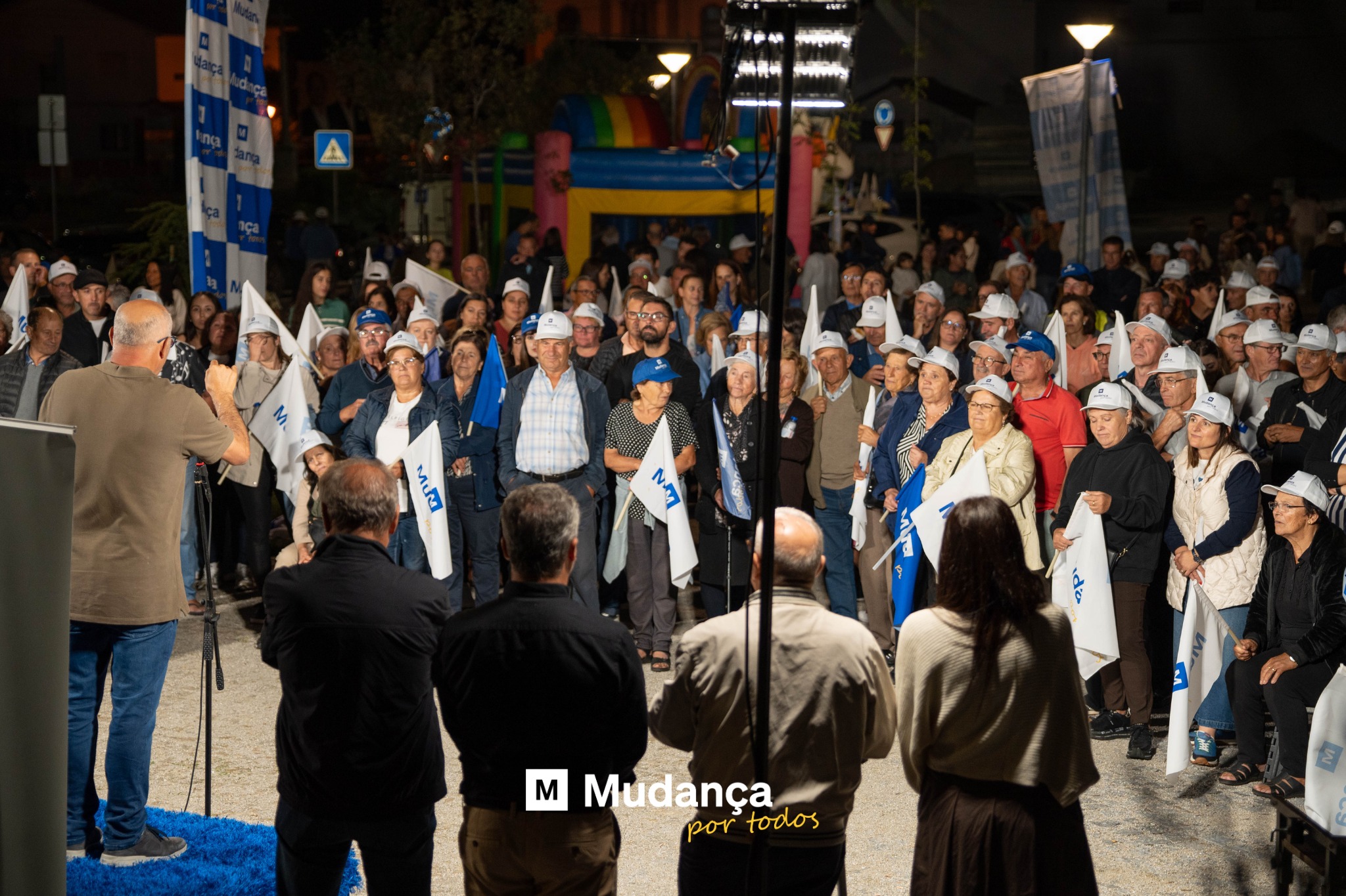 Pode ser uma imagem de 1 pessoa, multidão e a texto