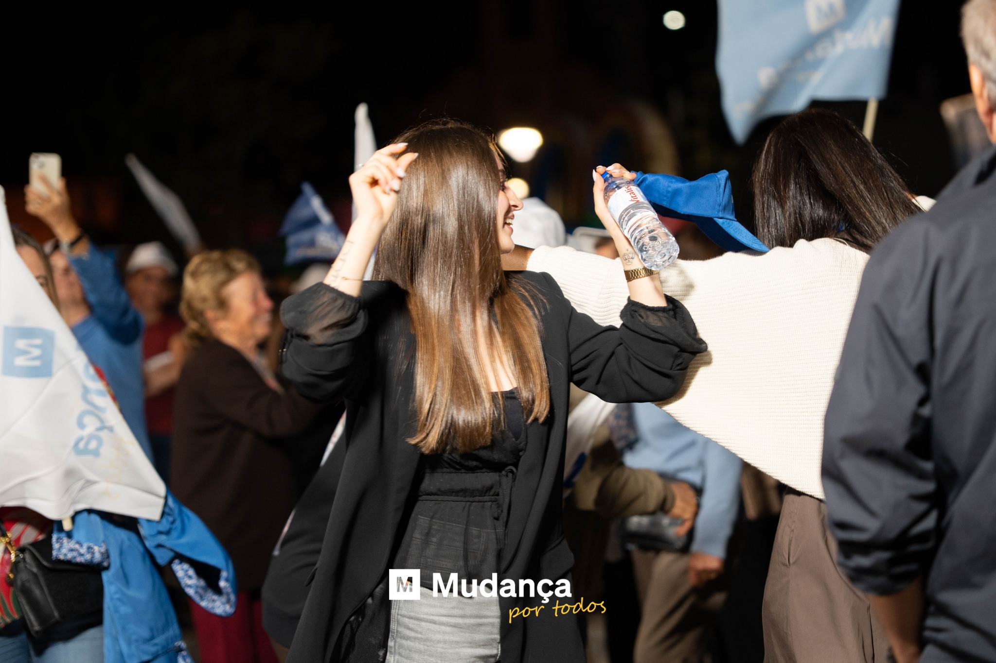 Pode ser uma imagem de 5 pessoas, multidão e a texto que diz "T0O M ၆၃ Ba M Mudança portodos por todos"