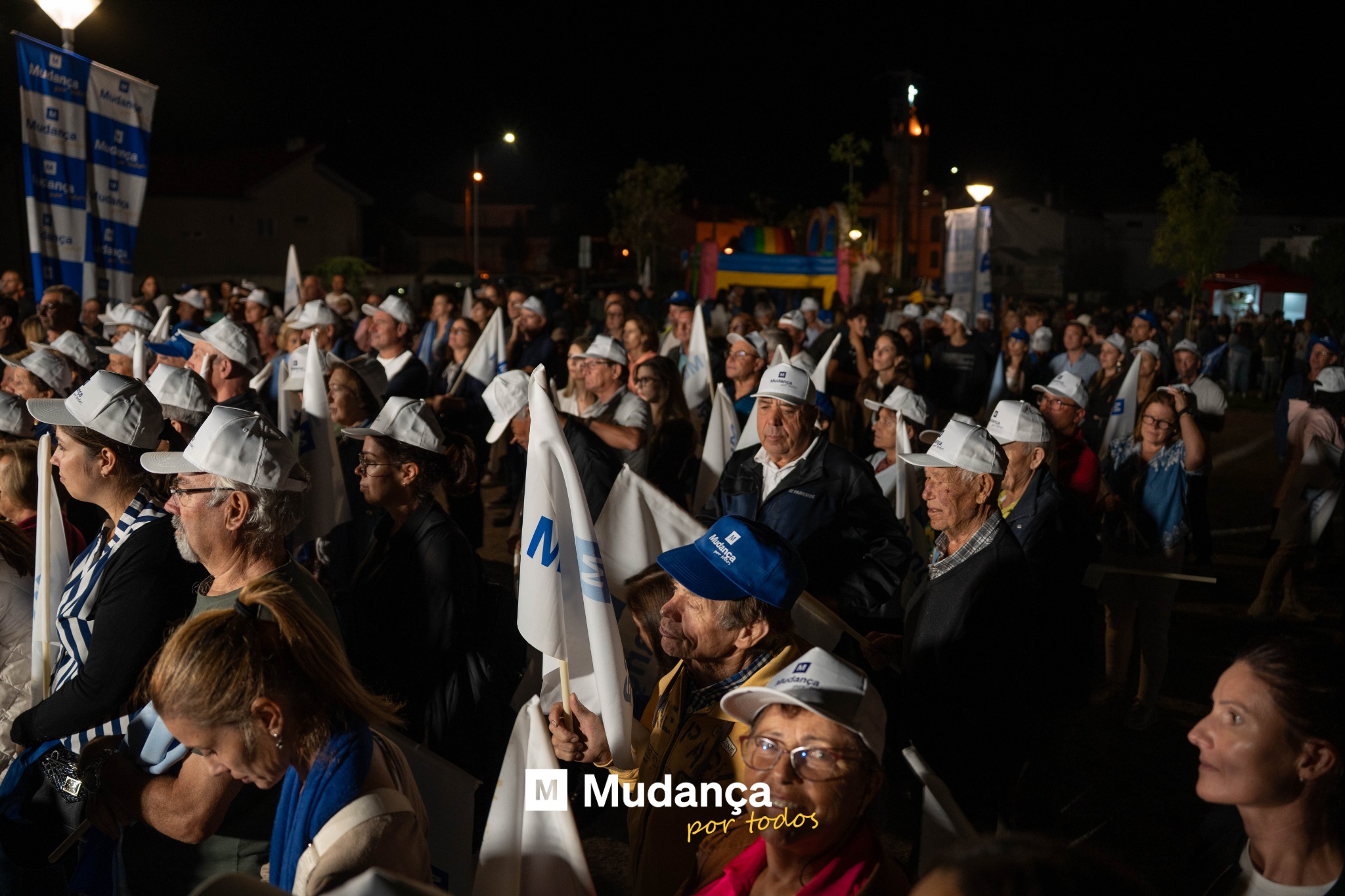 Pode ser uma imagem de 1 pessoa, multidão e a texto que diz "取 M M Mudança por portodos todos"
