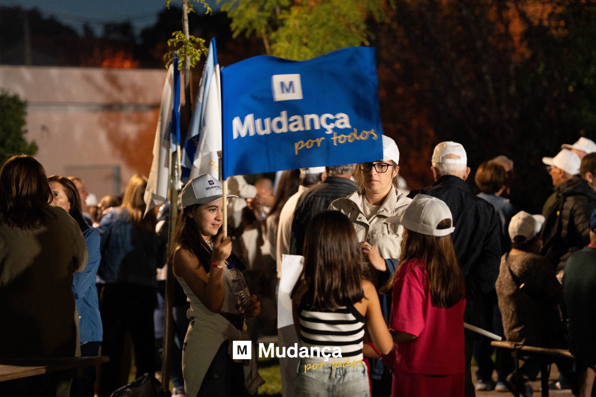 Pode ser uma imagem de 9 pessoas, multidão e a texto