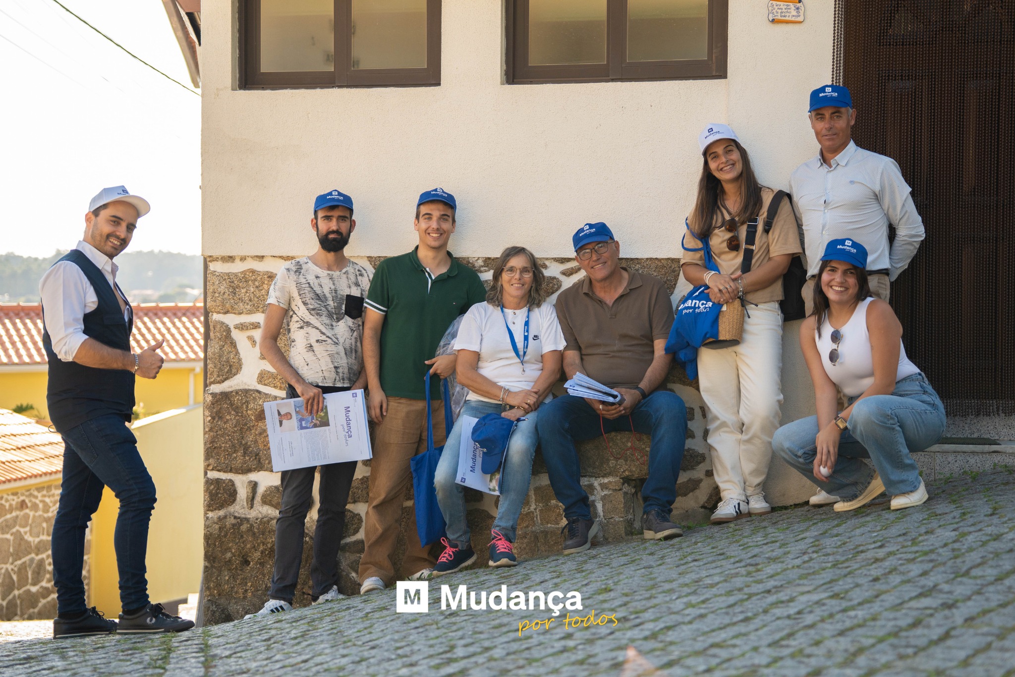 Pode ser uma imagem de 8 pessoas e a texto