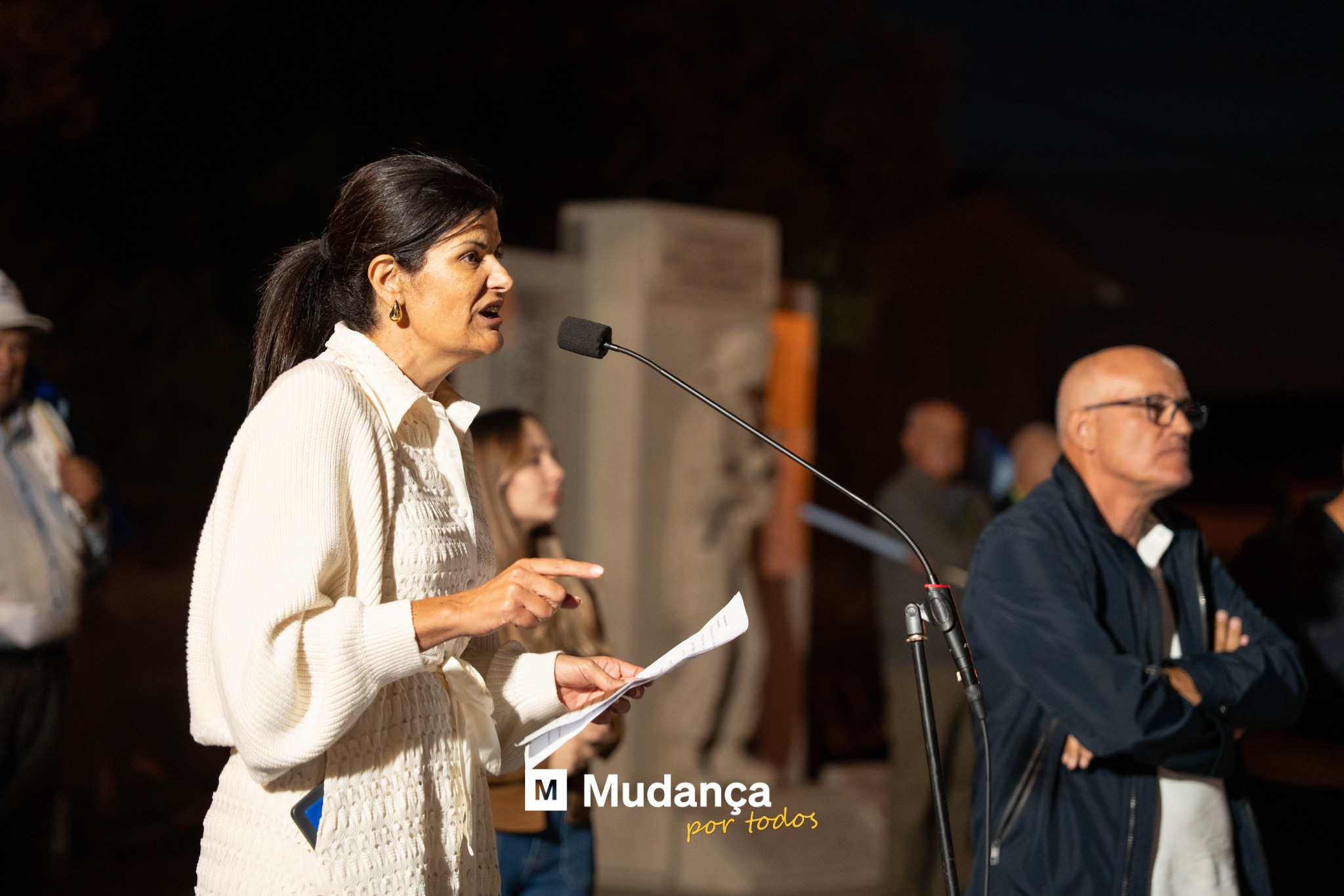 Pode ser uma imagem de 4 pessoas, pessoas a praticar artes marciais, flauta e a texto que diz "m Mudança por portodos todos"