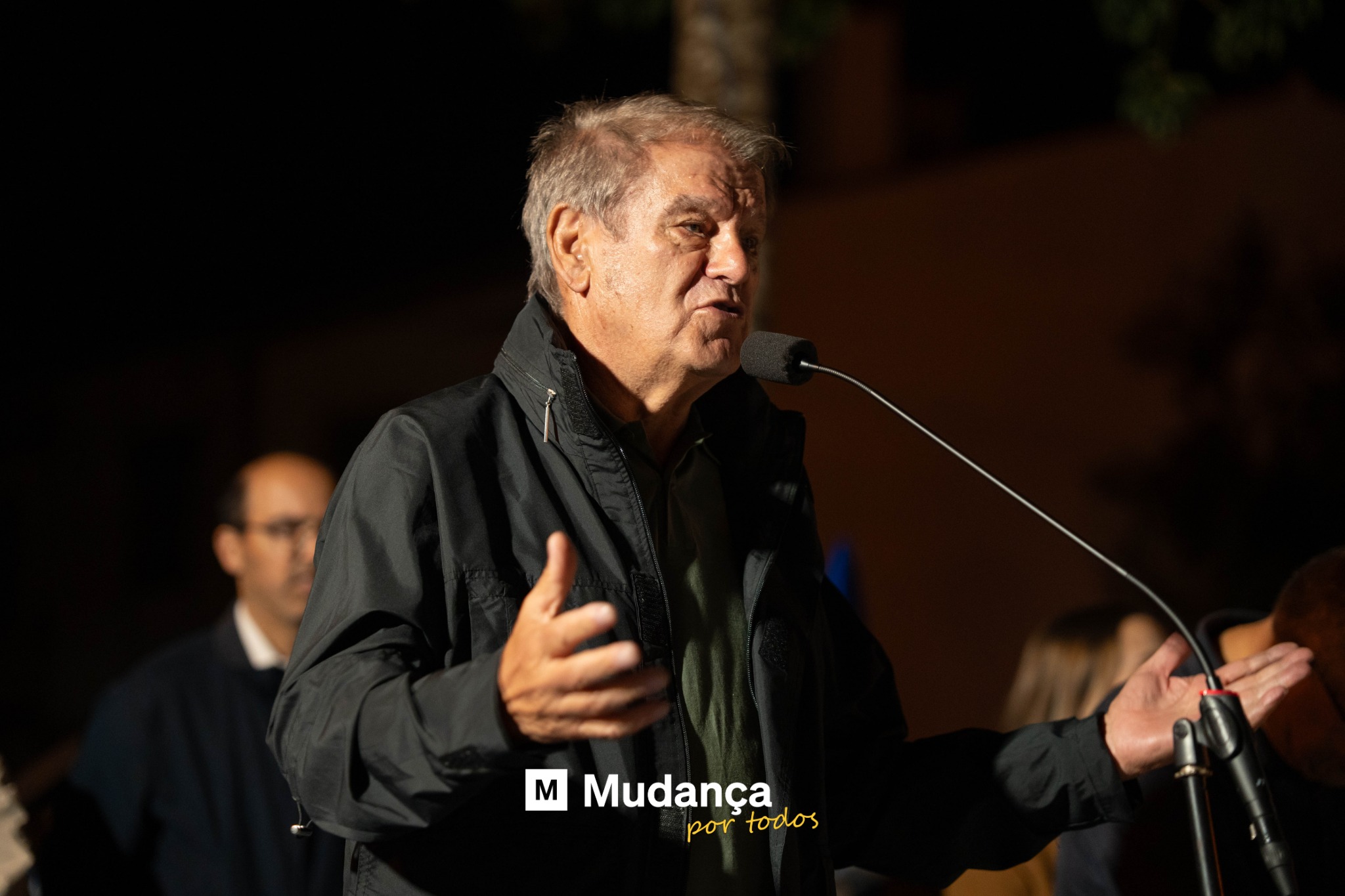 Pode ser uma imagem de 2 pessoas e a texto que diz "m Mudança por portodos todos"