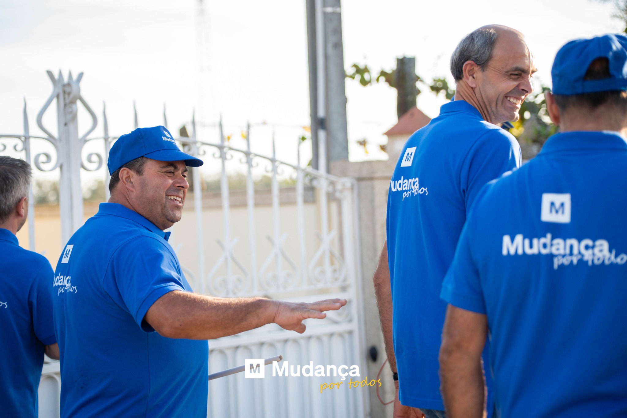 Pode ser uma imagem de 4 pessoas e a texto