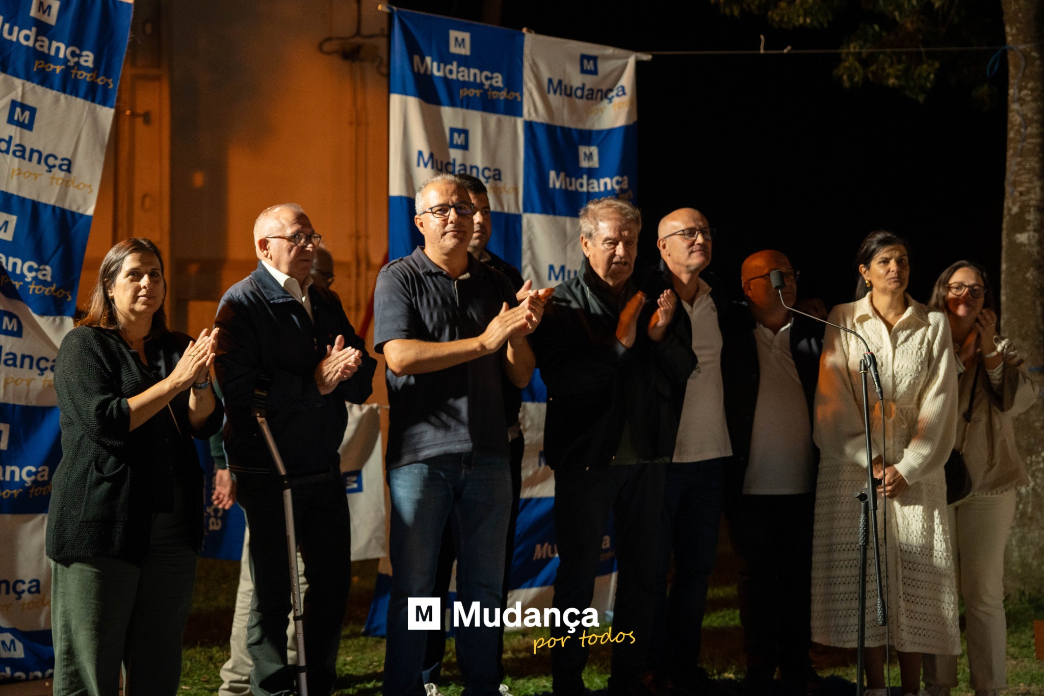 Pode ser uma imagem de 8 pessoas e a texto que diz "ud n a ludang nç nç m Mudança por portodos todos"