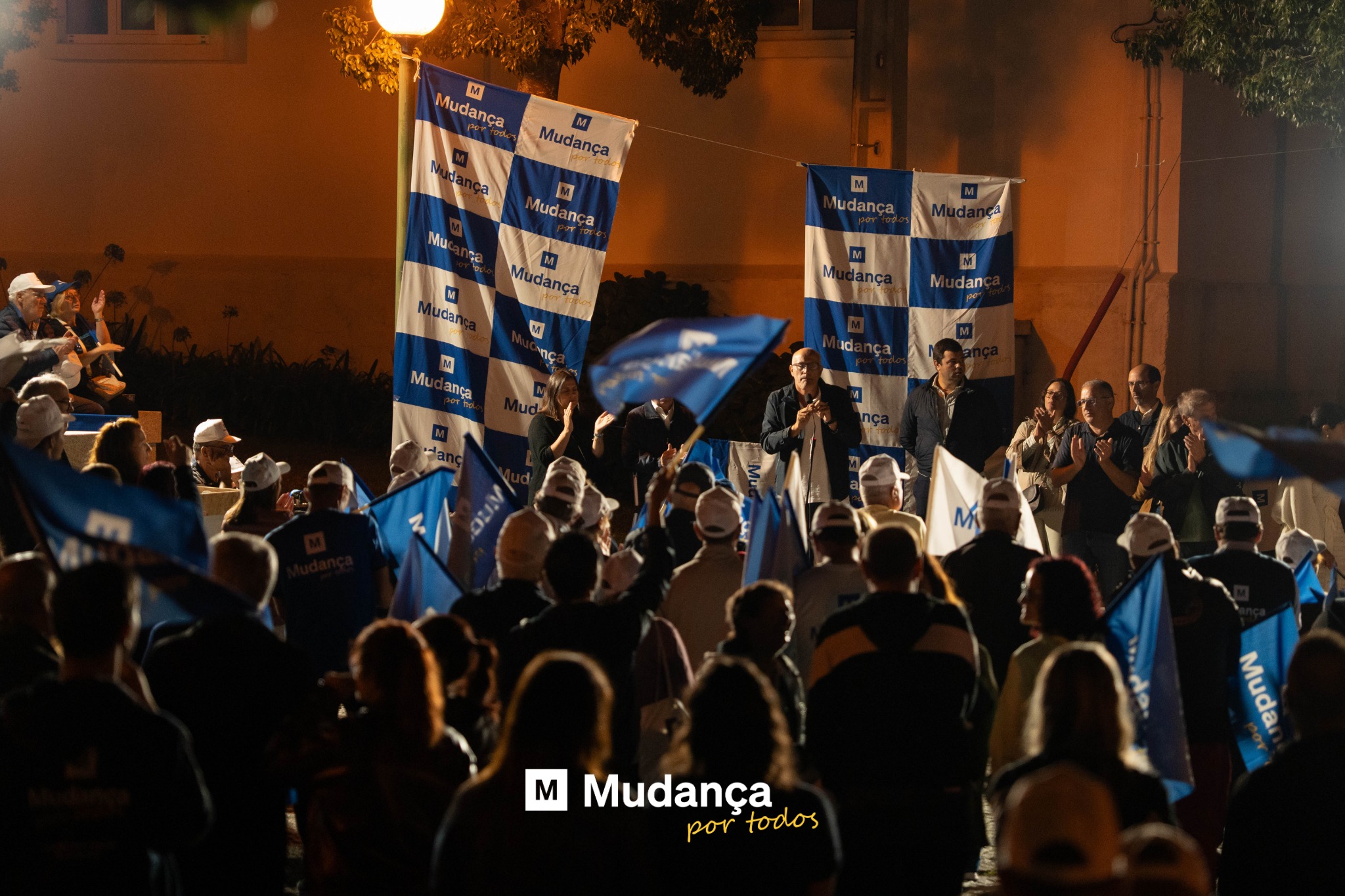 Pode ser uma imagem de 3 pessoas, multidão e a texto que diz "Mudança M Mudança M Muda nç nça ça Muc M ludança Mudança nça Mudar udan M dan 田 Μι anga M Mudança por portodos todos Muda, Muda"