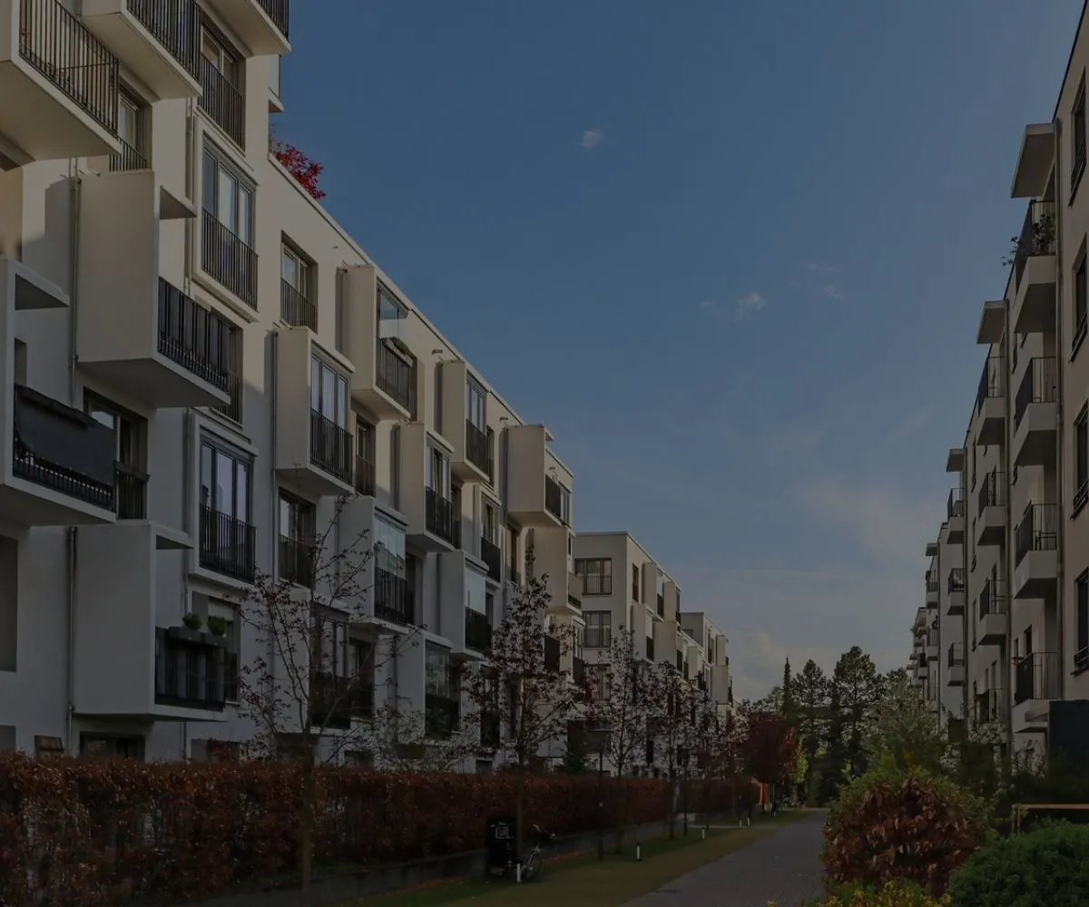 Vue d'une allée entre deux rangées d'immeubles modernes avec balcons en île-de-France