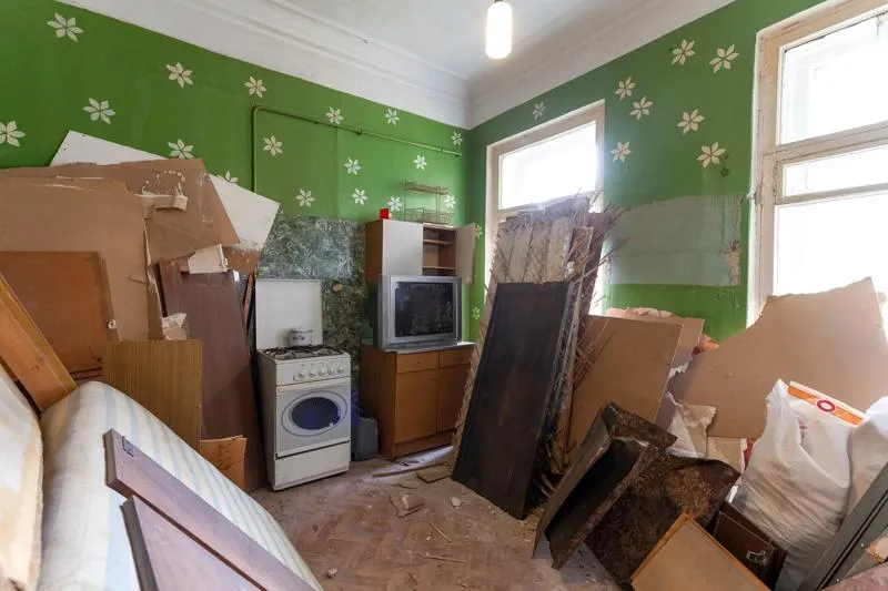 Appartement rempli de meubles anciens à débarrasser