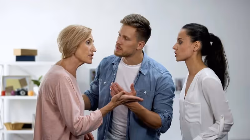 Discussion tendue entre héritiers illustrant un conflit familial autour d’une succession.