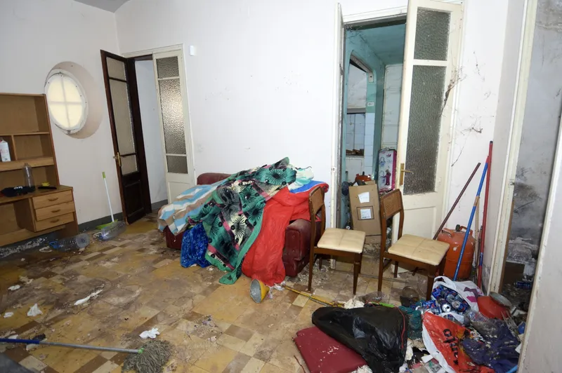 Logement insalubre encombré d’objets et de déchets, typique d’une situation de syndrome de Diogène, avant intervention de débarras dans les Yvelines.