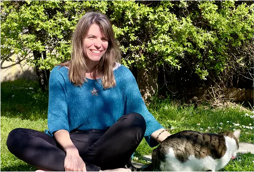 Muriel Attar pratiquant la communication animale avec un chat, dans un environnement naturel