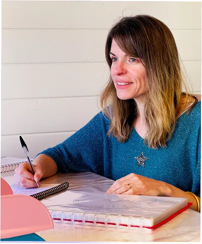 Muriel Attar rédigeant une séance de soin énergétique ou de communication animale à distance