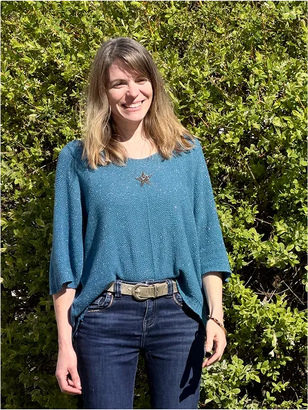 Muriel Attar, praticienne en soins énergétiques et communication animale, dans un cadre naturel