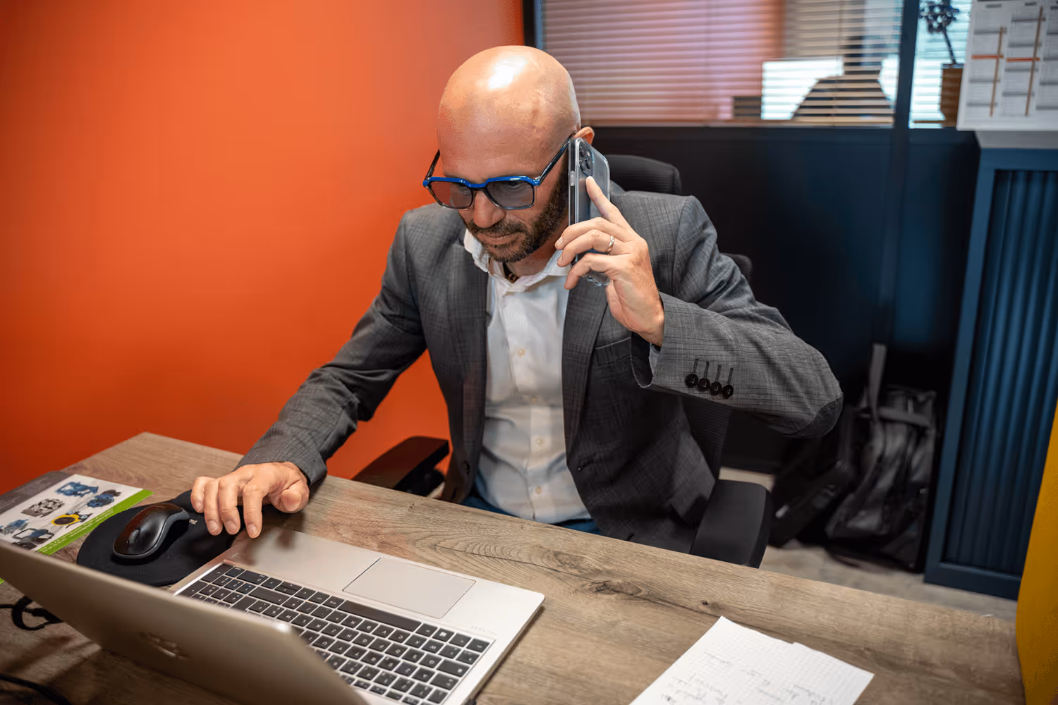 commercial rachat ferrailles entrain de téléphoner chez mj valorisation