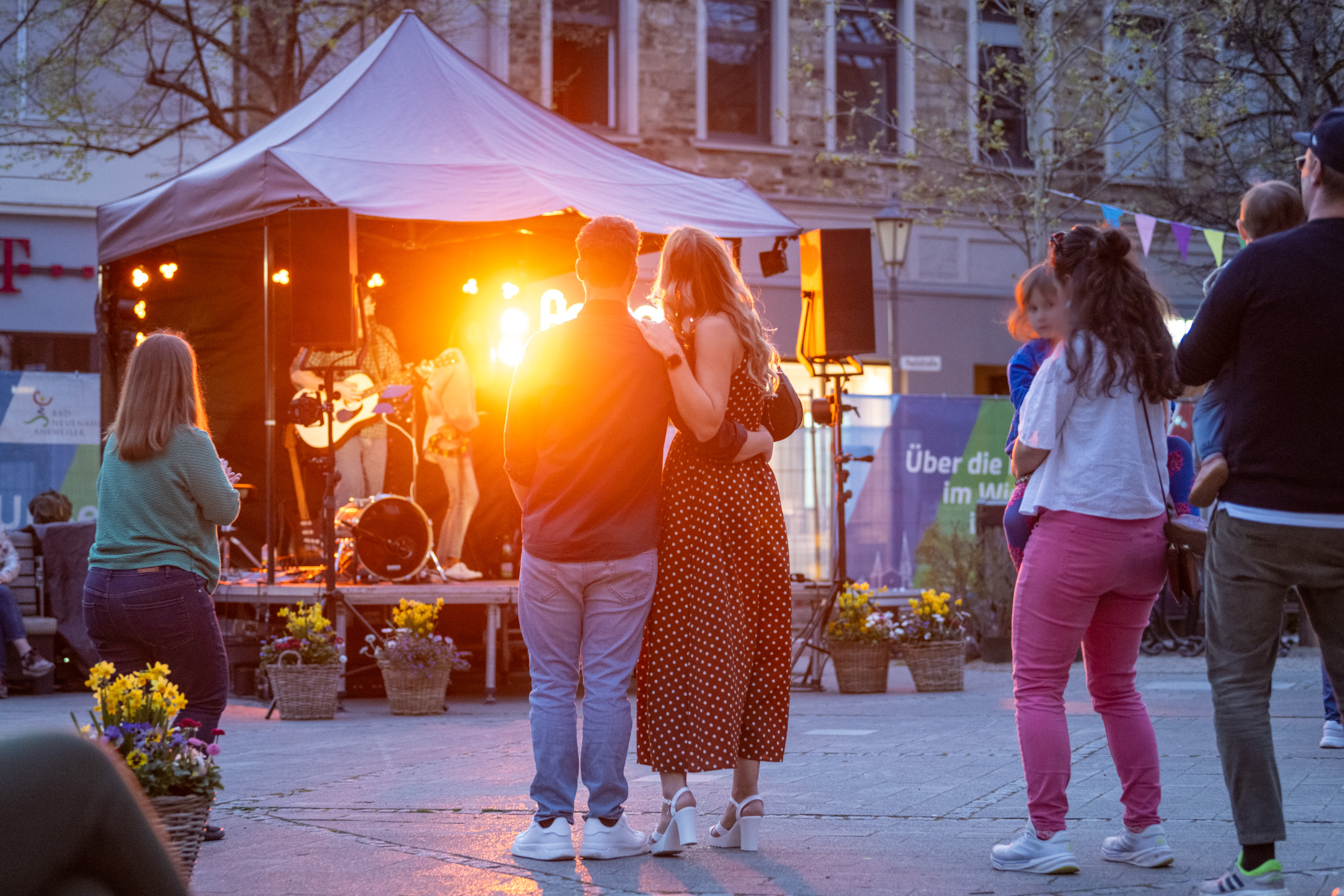 Feierabendmarkt Buehne Platz an der Linde