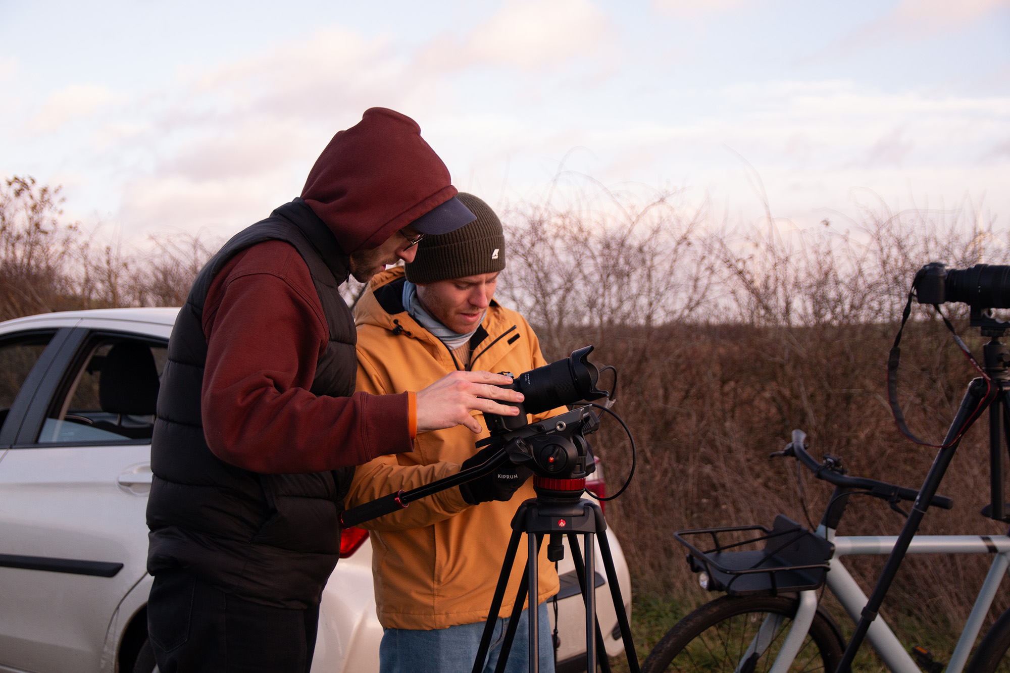Mathis Capitaine et un collègue fond des réglages sur la caméra pour se préparer à filmer