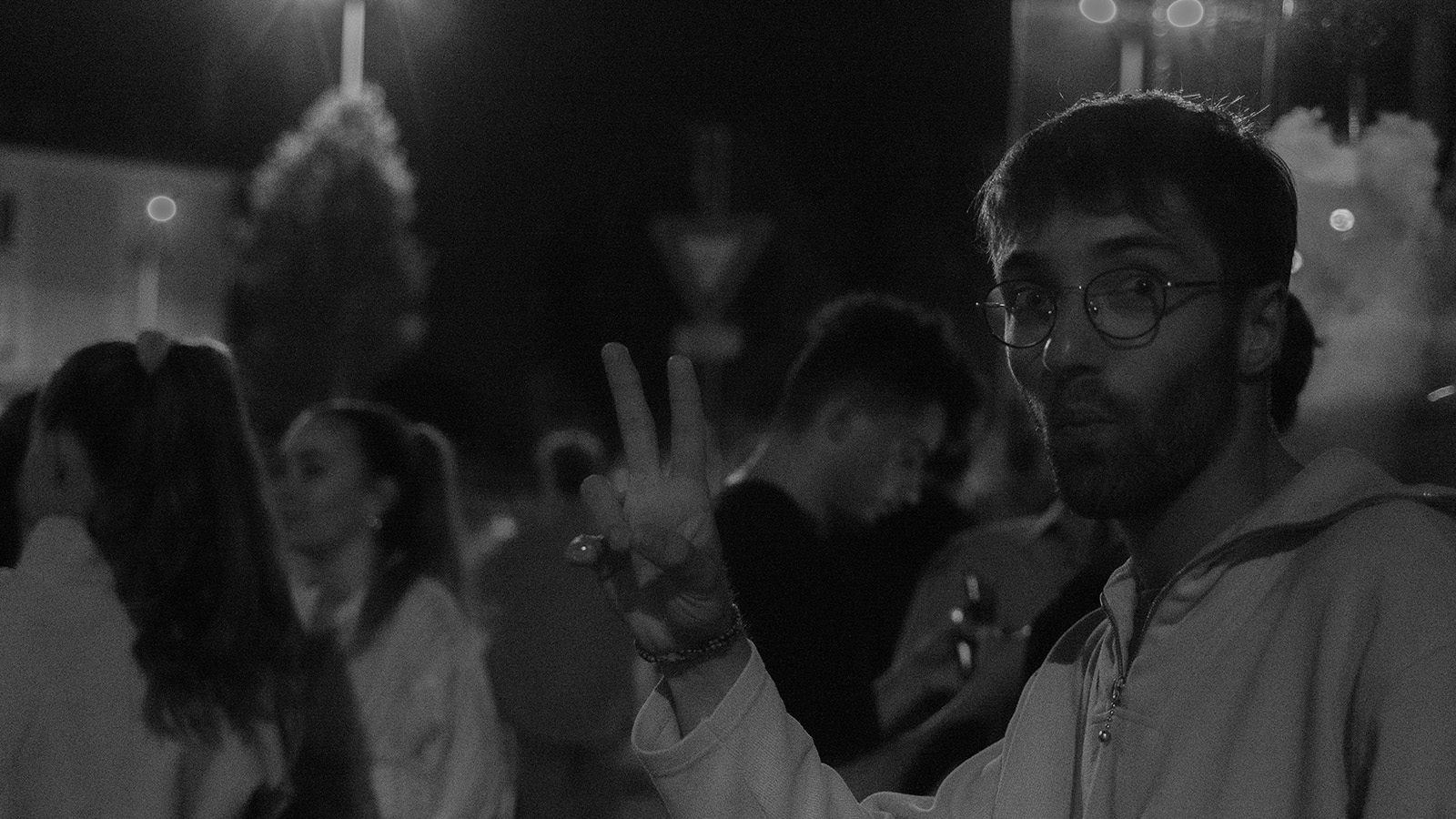 Photo de Mathis Capitaine durant une soirée, il fait le V de la victoire