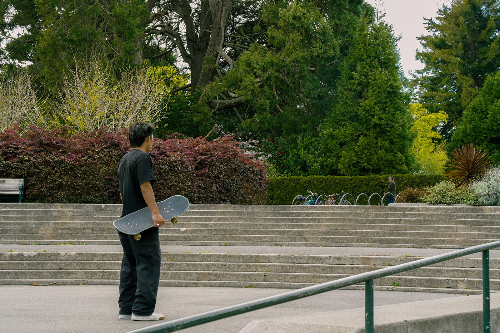 Garçon avec planche de skateboard sous le bras. Projet San Francisco