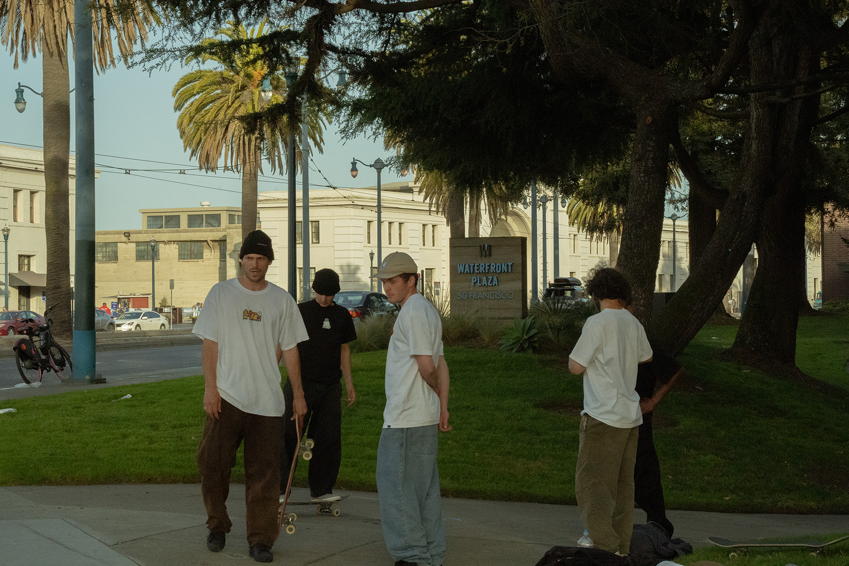 Garçons qui discutent et font du skateboard. Projet San Francisco