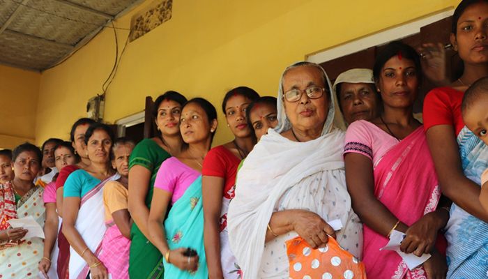 Indiske mikrofinanskunder i kø. Foto: NMI