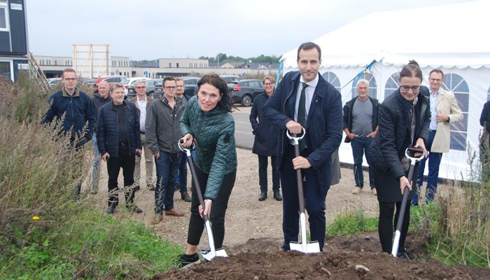 Heidi Lund Sørensen, Dansk Boligbyg, Daniel Hedemann Nielsen, Pædagogernes Pension, og Charlotte Lyrskov, Teknik & Miljø i Horsens Kommune, tager det første spadestik til Brahes Bakke (Foto: Dansk Boligbyg)