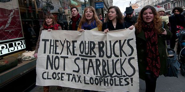 Demonstranter i London protesterer over, at kaffekæden Starbucks unddrager sig skat.