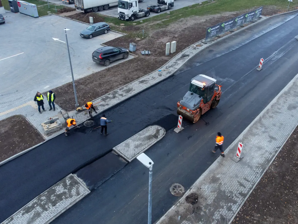 Asfaltavimo darbai vykstantys kelyje