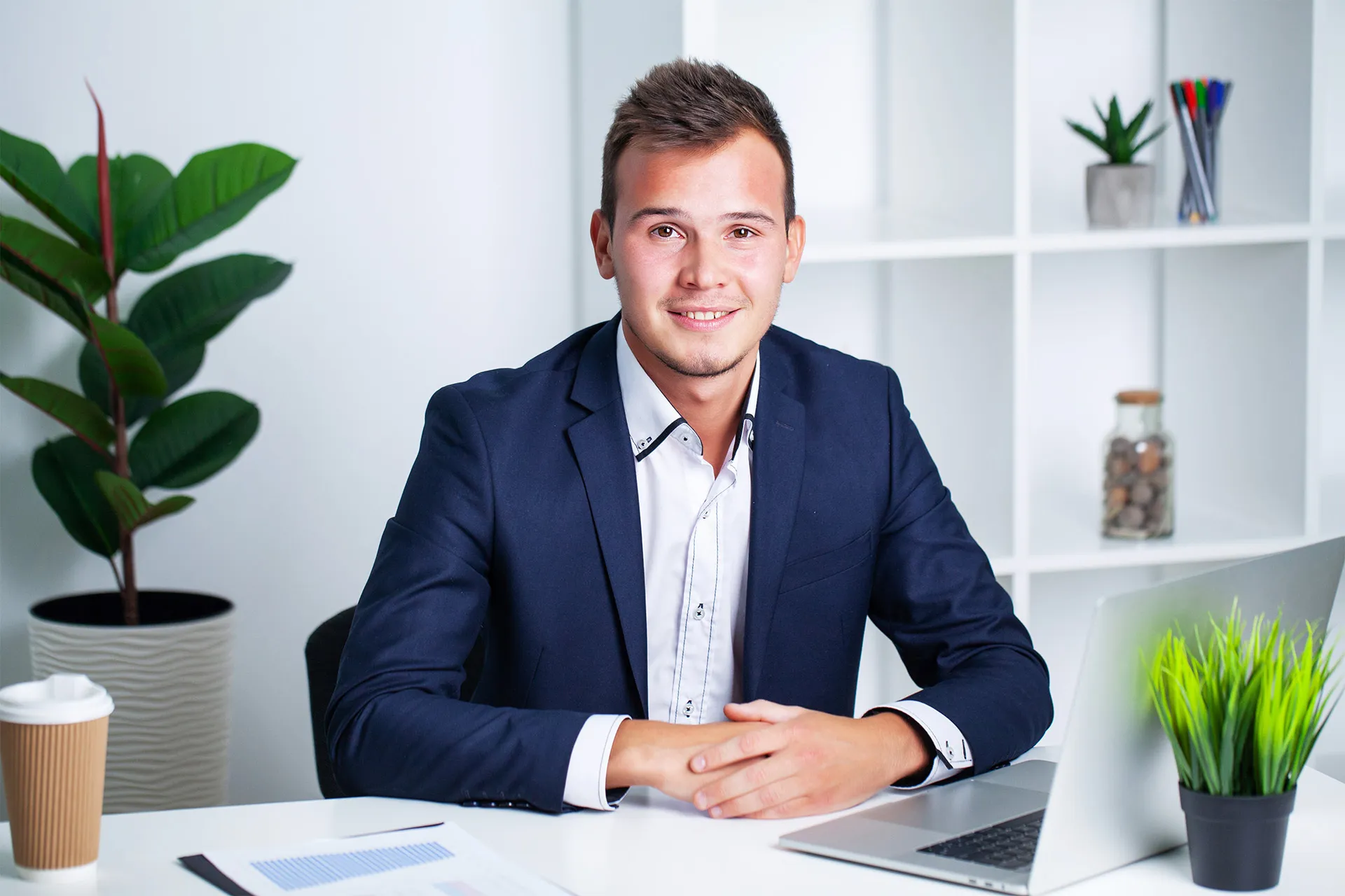 Fii medic, nu contabil. SOLO se ocupă de hârtii, tu te ocupi de pacienți