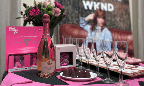 Partytafel met roze servietten, roze bubbels en Pink Ribbon lintjes.