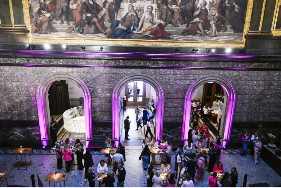 Afbeelding met gebouw, overdekt, kunst, mensenDoor AI gegenereerde inhoud is mogelijk onjuist.