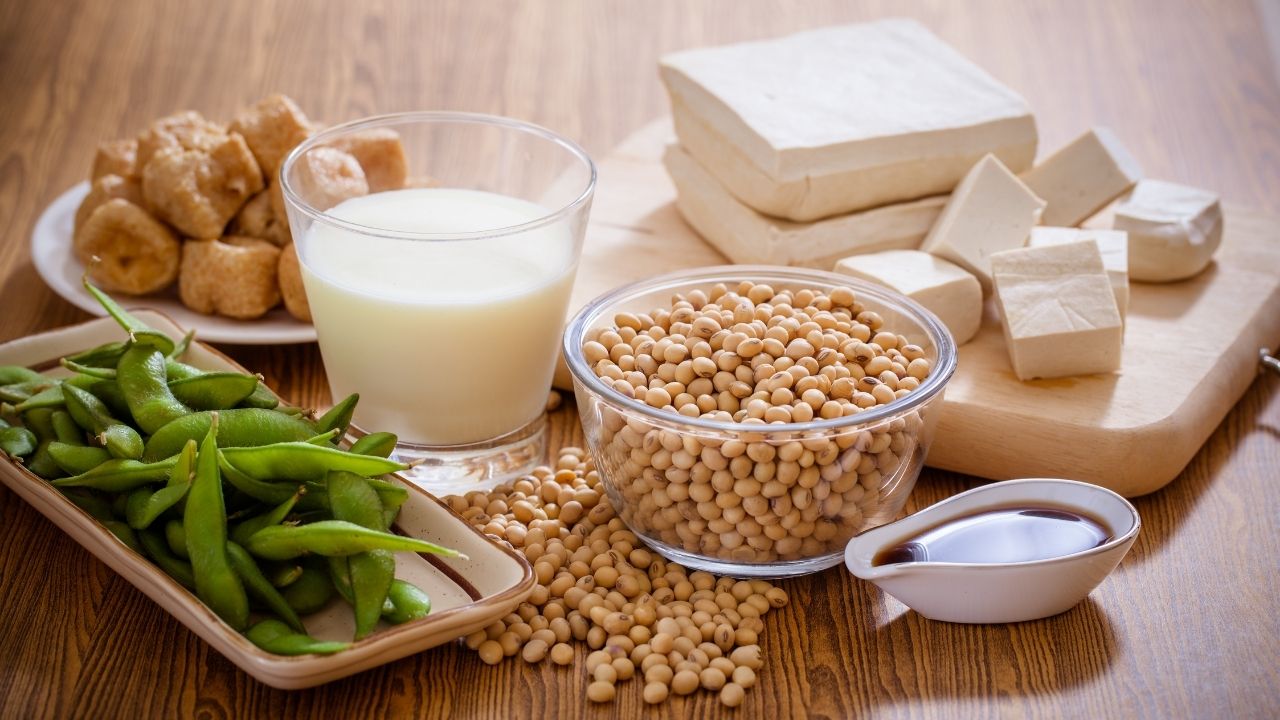 Verschillende sojaproducten zoals sojabonen, edamame, tofu en sojamelk