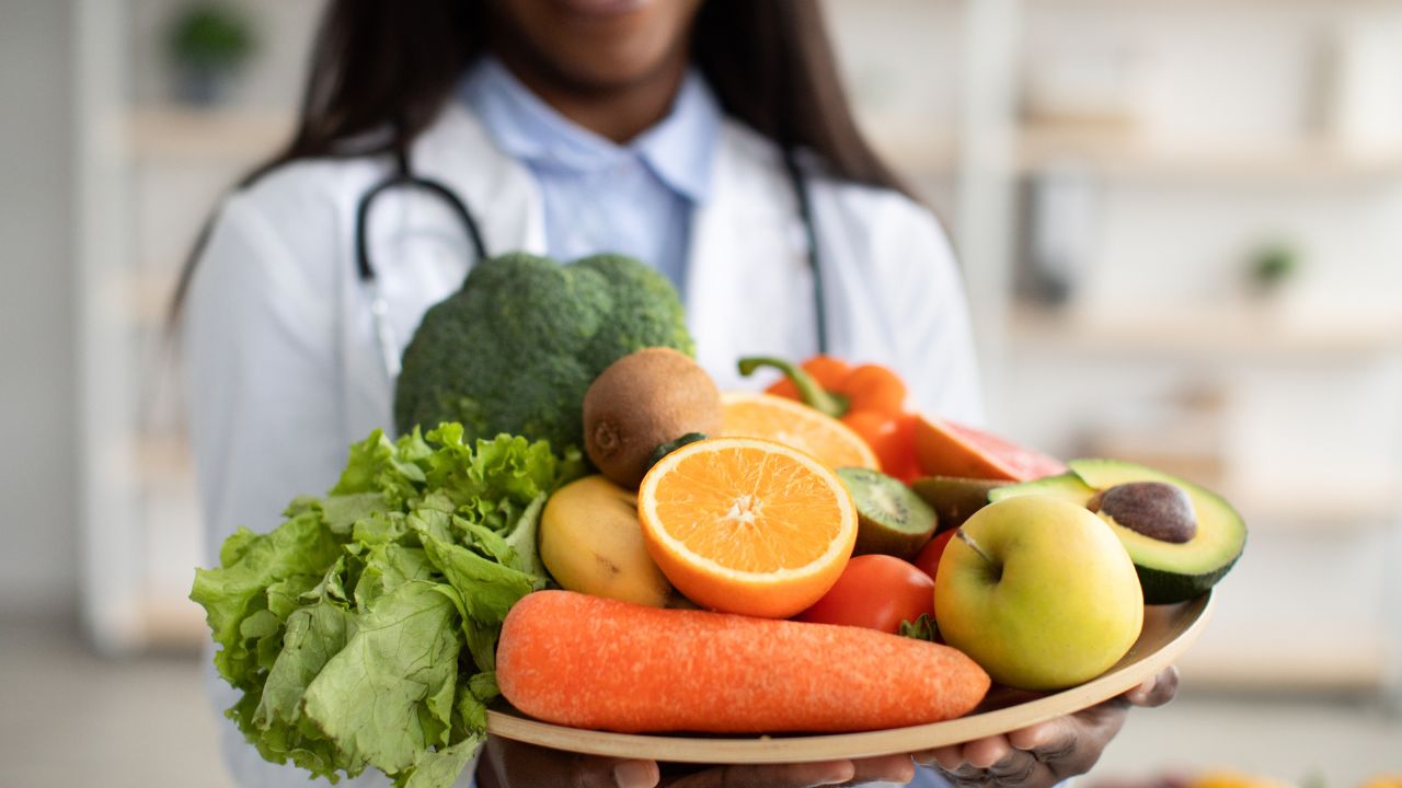 Zorgverlener met een schaal vol groenten en fruit