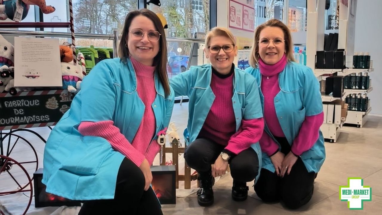 Drie medewerkers Medi-Market in turquoise werkkleding en roze truien